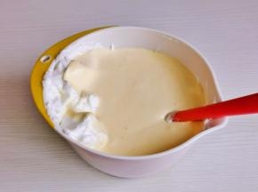 最后将蛋黄糊倒入蛋白霜的器具中翻拌均匀。