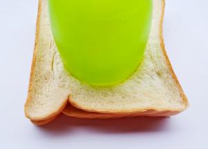 用杯子在吐司上压出一个圆，再用勺子压成窝窝。