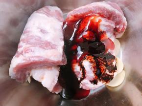 猪颈肉洗净沥干水，加入叉烧酱，老抽，蒜片，料酒