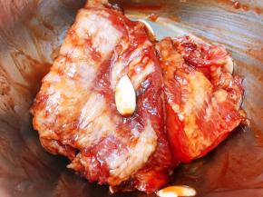 抓匀后装入保鲜盒里，放入冰箱冷藏腌制一晚