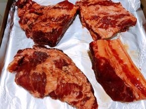 烤盘里铺上锡纸，把腌制入味的猪颈肉摆入烤盘里，我另外多做了一块五花肉。放入预热好的烤箱中层180度烤25分钟左右