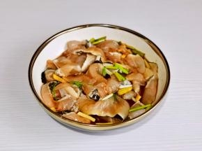 抓拌均匀腌制15分钟。