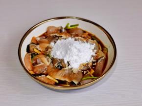 加入淀粉搅拌均匀。