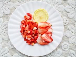 草莓盐水浸泡5分钟清洗干净，一部分切片，一部分切丁。柠檬对半切开取一片。