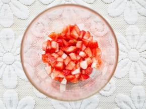 杯中放入草莓丁压出汁水，