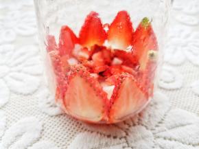 四周贴上草莓片，