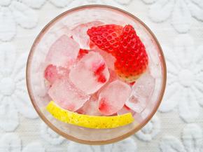 依次十冰块+柠檬片，