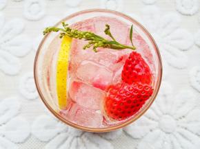 顶部再用草莓和绿叶装饰，喝之前搅拌一下即可。