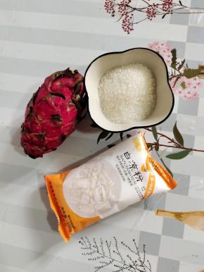 准备好所需的食材：
白凉粉1袋（100克），白糖2大勺，火龙果1个！