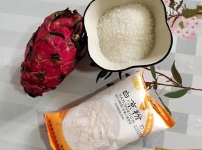 准备好所需的食材：
白凉粉1袋（100克），白糖2大勺，火龙果1个！