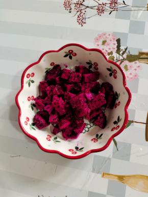 火龙果去皮，切成小丁备用！