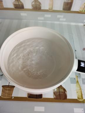 锅中放入950克水！