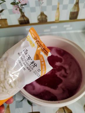 放入白凉粉，边放边搅拌均匀至融化！