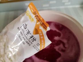 放入白凉粉，边放边搅拌均匀至融化！