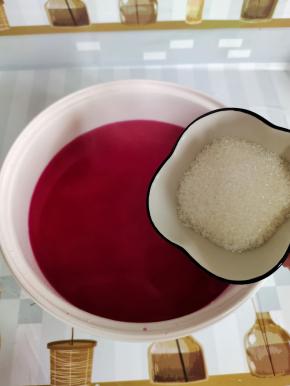 放入两大勺白糖！（可以根据自己的喜好调整糖的用量！）