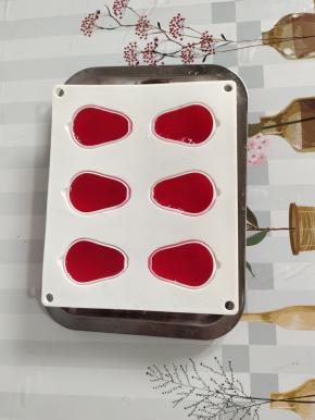 倒入提前清洗干净的小兔子硅胶模具中！静置三个小时，让它凉透，凝固！