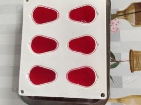 倒入提前清洗干净的小兔子硅胶模具中！静置三个小时，让它凉透，凝固！