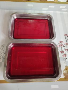 剩下的直接倒进方形托盘中！让它自然冷却，凝固！