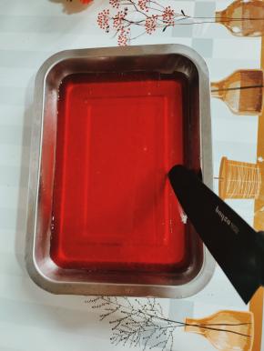 凝固好的果冻，用刀划成小块！