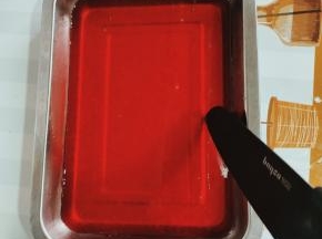 凝固好的果冻，用刀划成小块！