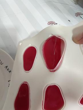 小兔子模具中的也很脱模，轻轻的顶一下，就出来了！