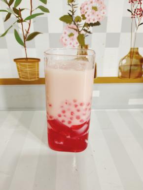 加入适量的奶茶就可以喝啦！香浓的奶茶加上爽滑的火龙果冻，Q弹有嚼劲儿的西米！真是太好喝了！大人小孩都会情不自禁的爱上它！