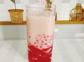 加入适量的奶茶就可以喝啦！香浓的奶茶加上爽滑的火龙果冻，Q弹有嚼劲儿的西米！真是太好喝了！大人小孩都会情不自禁的爱上它！