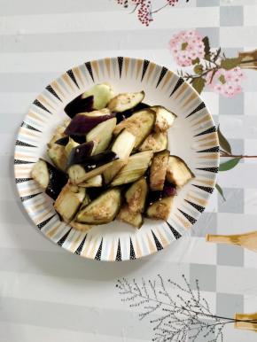 茄子去蒂洗净，切成小块，放入适量的盐，抓拌均匀腌制10分钟！（茄子腌制过的，很容易炒熟，可以节约时间炒的时间！）