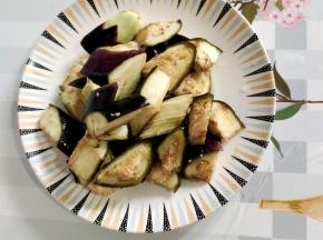 茄子去蒂洗净，切成小块，放入适量的盐，抓拌均匀腌制10分钟！（茄子腌制过的，很容易炒熟，可以节约时间炒的时间！）