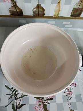 小白锅插上电源，按烹饪键，倒入适量的油！