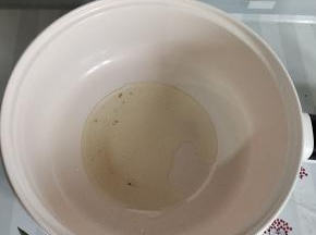 小白锅插上电源，按烹饪键，倒入适量的油！