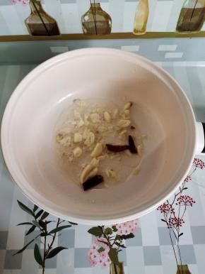 放入生姜，蒜瓣，干辣椒爆香！