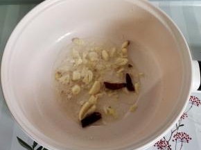 放入生姜，蒜瓣，干辣椒爆香！