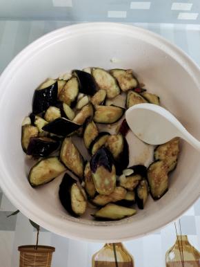 倒入腌制好的茄子翻炒均匀！