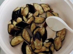 倒入腌制好的茄子翻炒均匀！