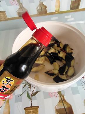 倒入适量的东古酱油翻炒均匀！