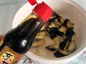 倒入适量的东古酱油翻炒均匀！