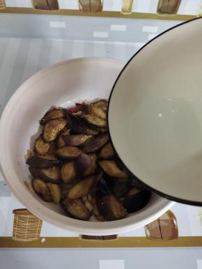 加入少许水，把茄子煮软！