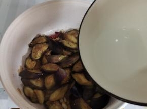 加入少许水，把茄子煮软！