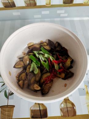 放入切好的青红辣椒翻炒均匀！