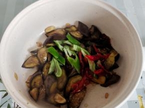 放入切好的青红辣椒翻炒均匀！