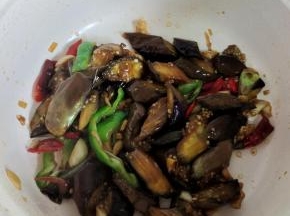 起锅前放入适量的鸡精翻炒均匀即可！