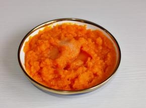 蒸熟的南瓜中加糖压成泥。