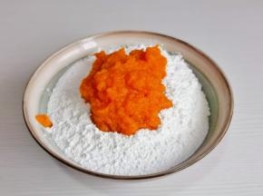 糯米粉与低筋面粉混合，加入南瓜泥。（南瓜泥的量可以根据实际情况调整，因为不同品种的南瓜含水量不同）