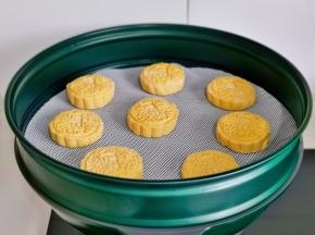 放入蒸屉中，并间隔距离。