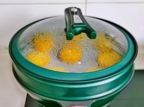 盖上盖子大火蒸15分钟，焖2分钟再打开。