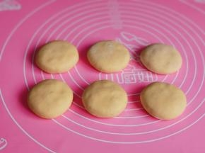 如果没有模具，包好馅料后可以直接揉圆压扁，蒸，煎都可以。