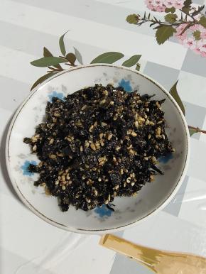 即食海苔碎，香香脆脆的特别好吃，拿来做饭团，拌面，拌米饭都特别美味！