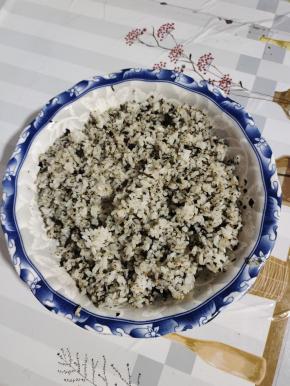 剩米饭中放入适量的食用油，香油，海苔碎翻拌均匀！