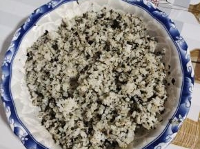 剩米饭中放入适量的食用油，香油，海苔碎翻拌均匀！